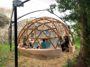 Cúpula geodésica de madera en el huerto