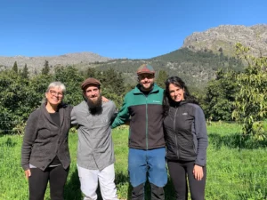 Cuatro personas posando con la Serra de Tramuntana al fondo