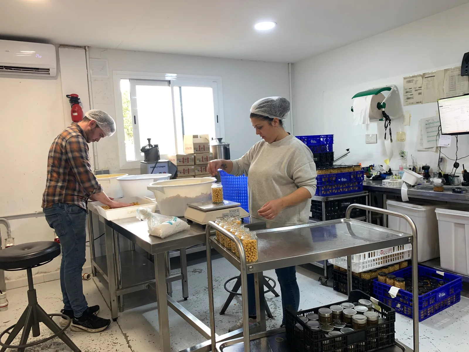 Dos personas trabajando en el obrador de S'Obrador