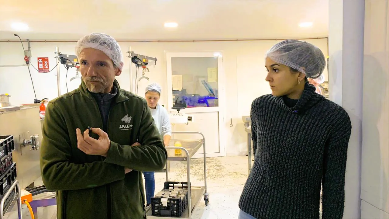 Responsable de APAEMA conversando en el obrador
