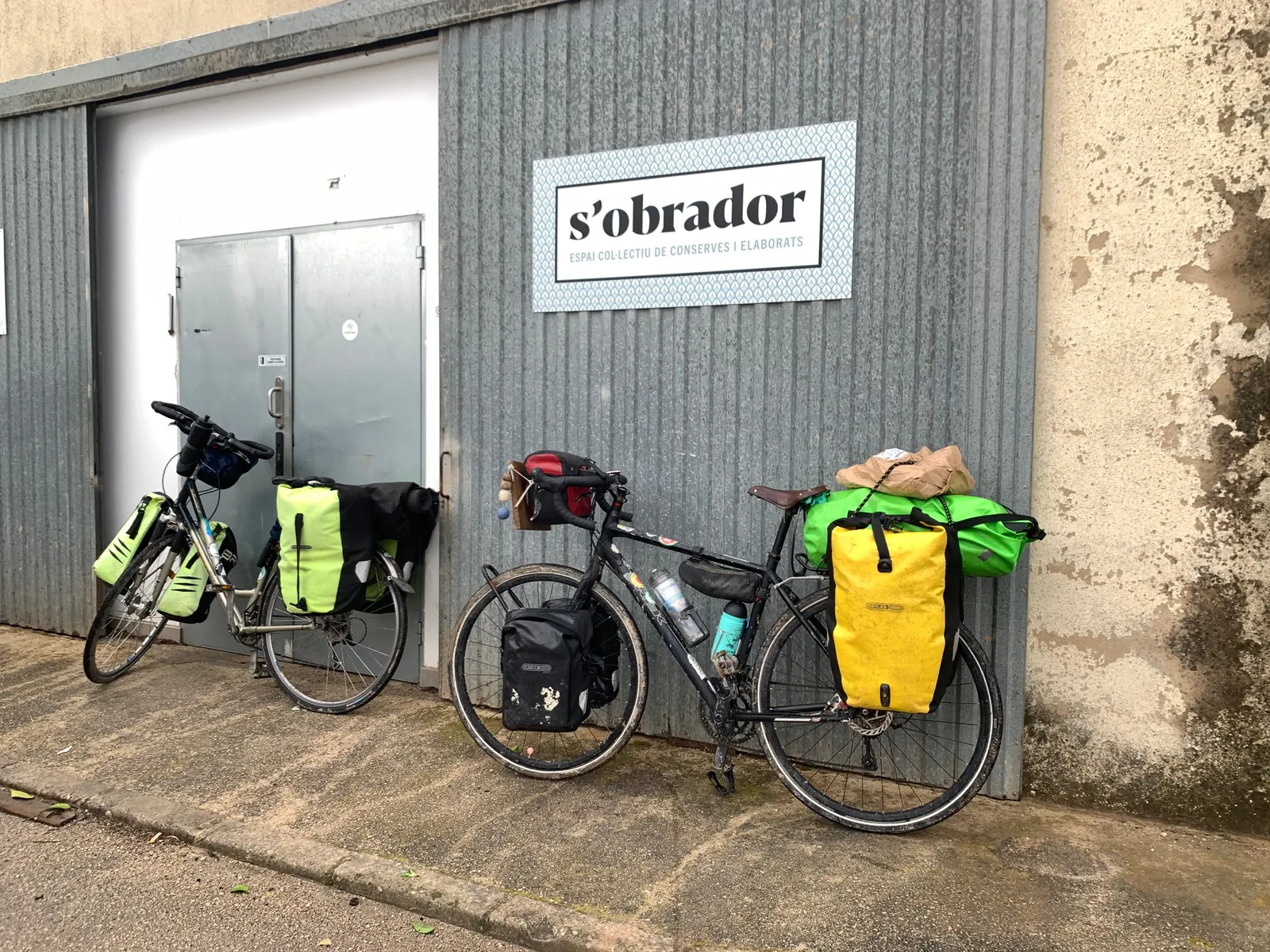 Dos bicicletas cargadas frente a S'Obrador