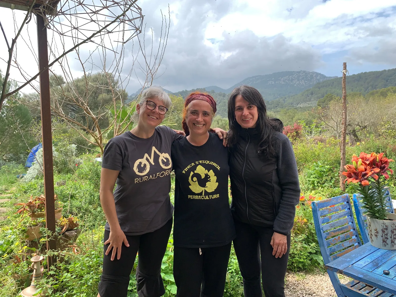 Tres mujeres posando en la huerta con la sierra al fondo
