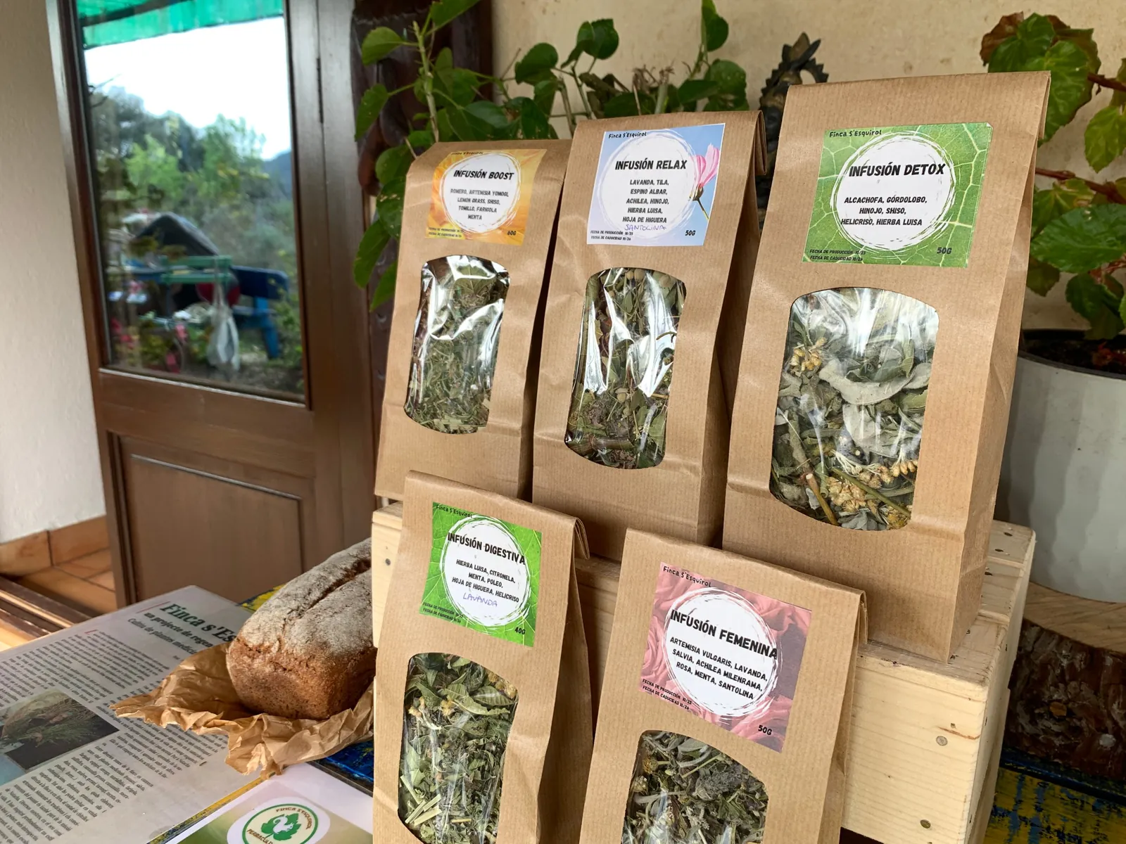 Bolsas de infusiones y una hogaza de pan